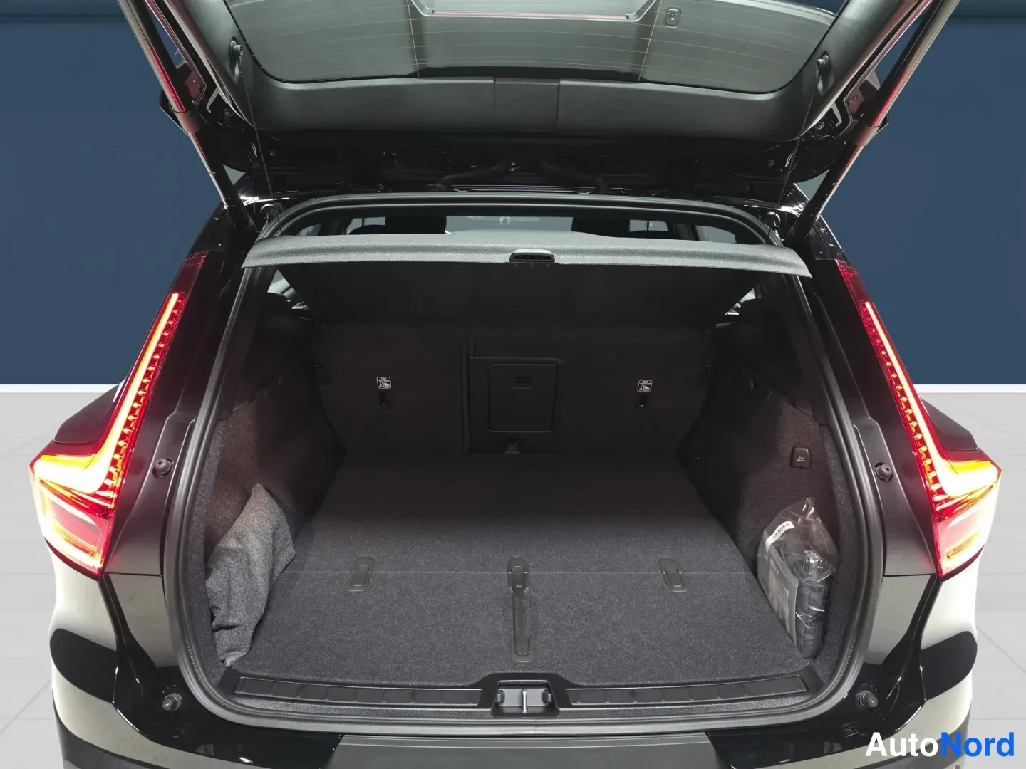 Musta Volvo XC40 2027, takaa, kuva 7