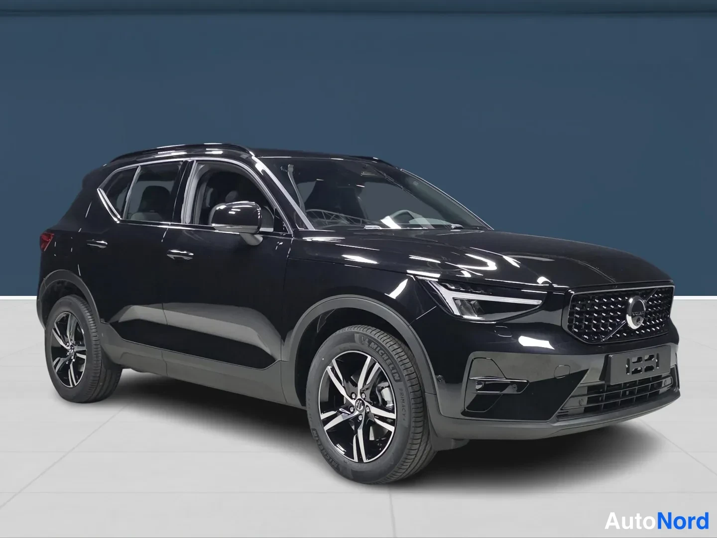 Musta Volvo XC40 2027, etuviisto, keula oikealle, kuva 2