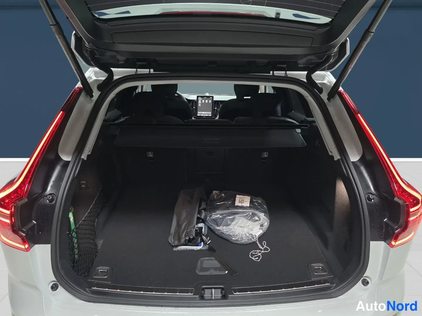 Valkoinen Volvo XC60 2027, kuva 13