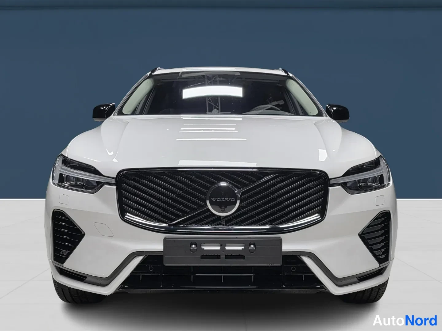 Valkoinen Volvo XC60 2027, edestä, kuva 3