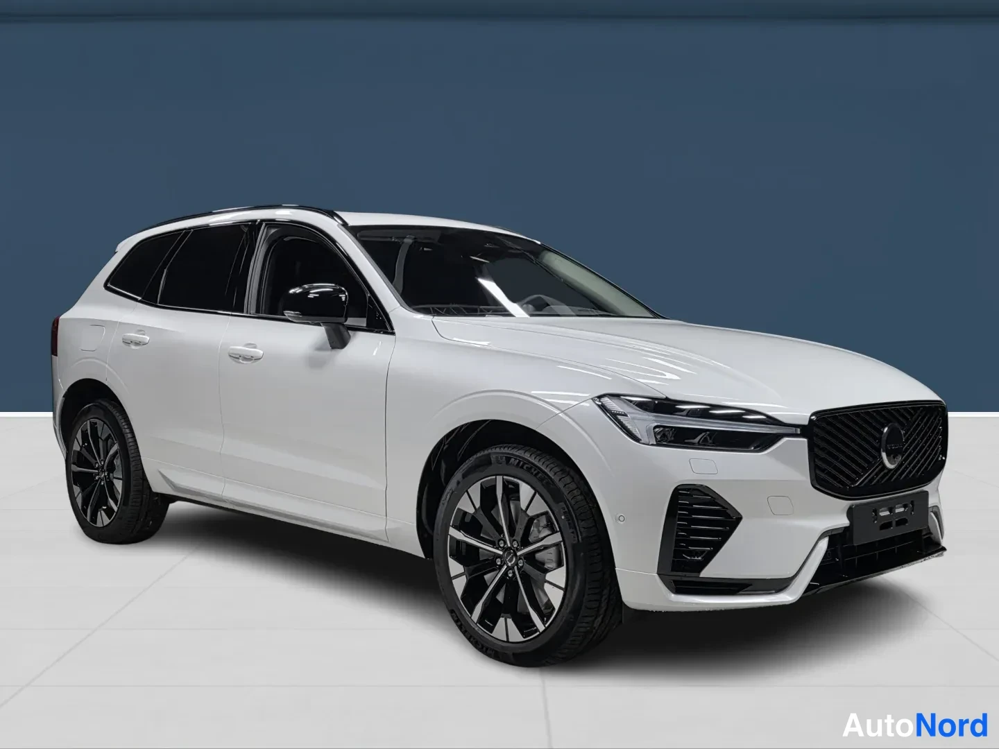 Valkoinen Volvo XC60 2027, etuviisto, keula oikealle, kuva 2