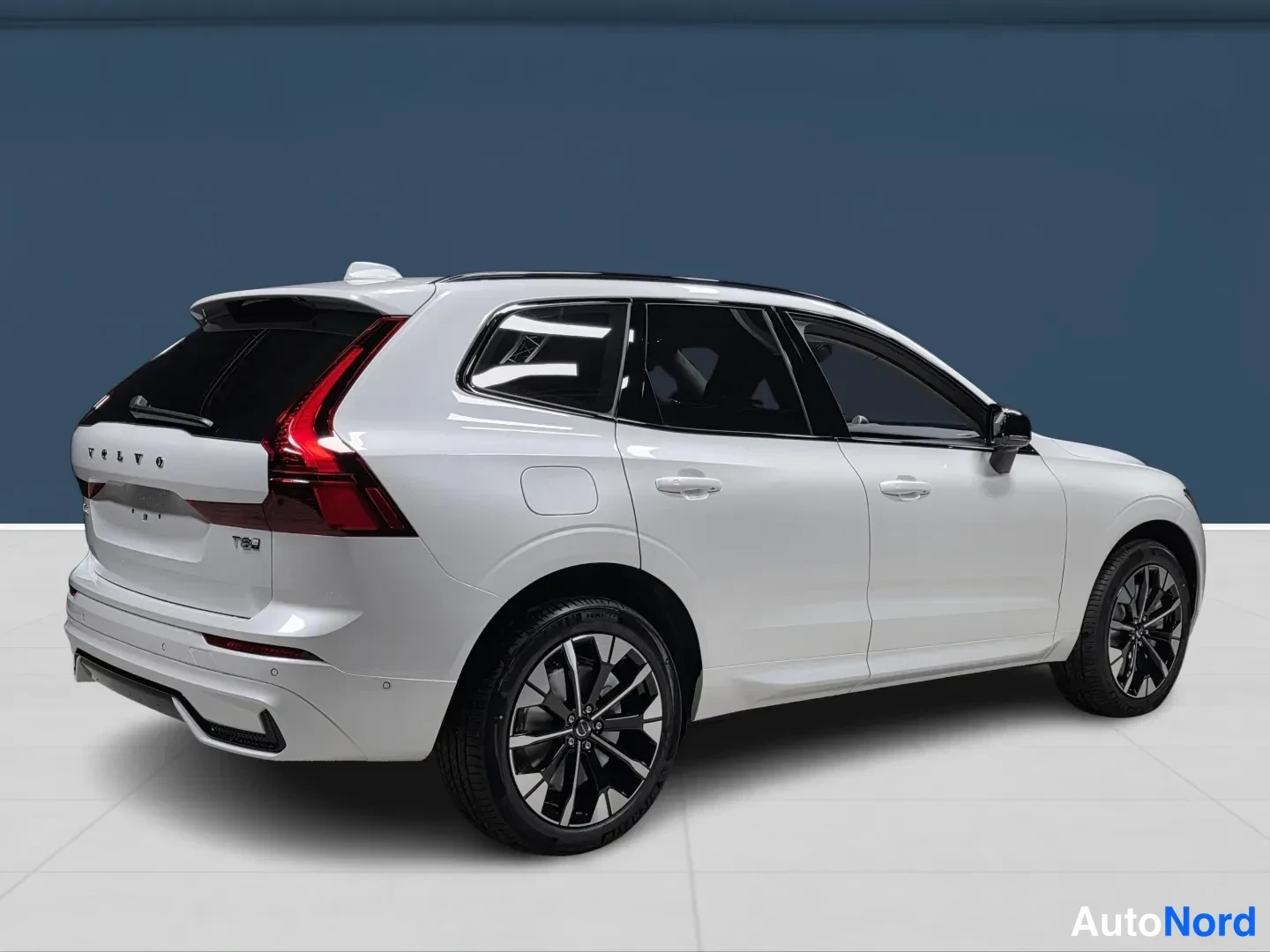 Valkoinen Volvo XC60 2027, takaviisto, kuva 4