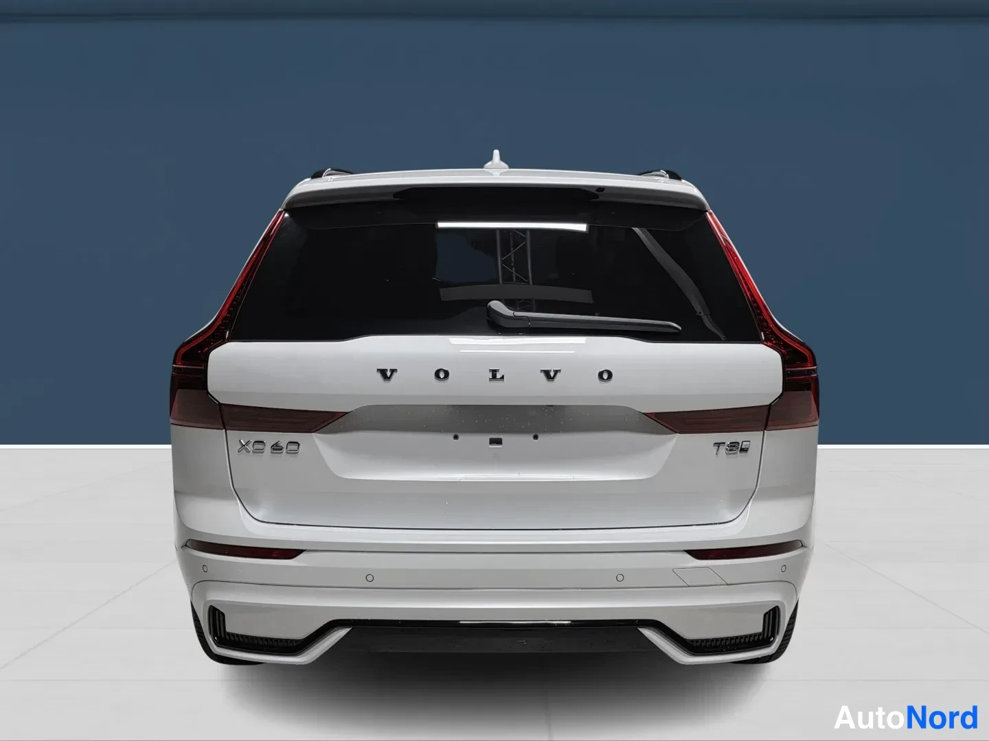 Valkoinen Volvo XC60 2027, takaa, kuva 6