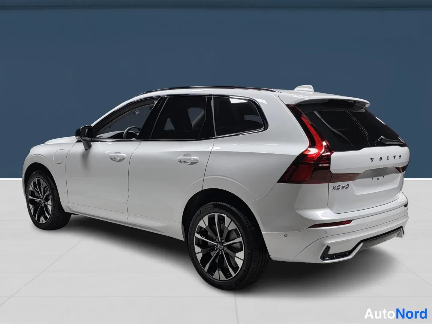 Valkoinen Volvo XC60 2027, takaviisto, kuva 5
