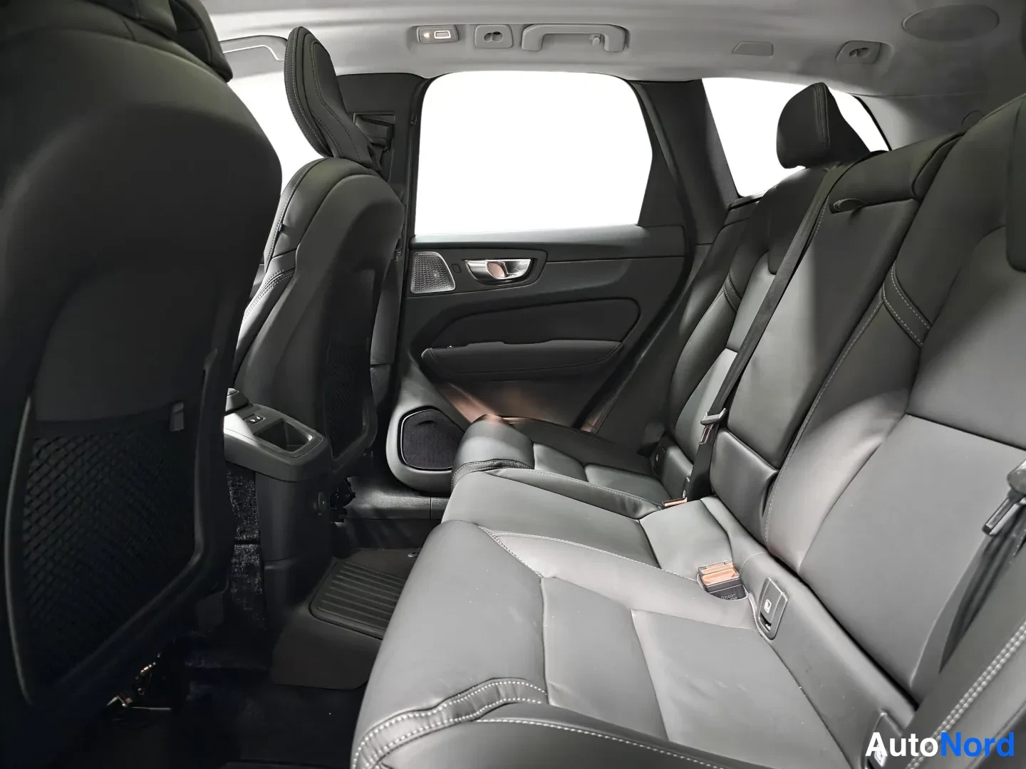 Valkoinen Volvo XC60 2027, kuva 11