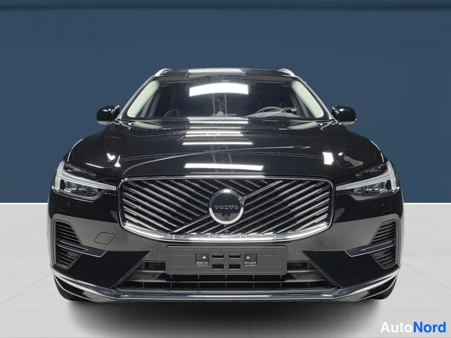 Musta Volvo XC60 2027, edestä, kuva 3
