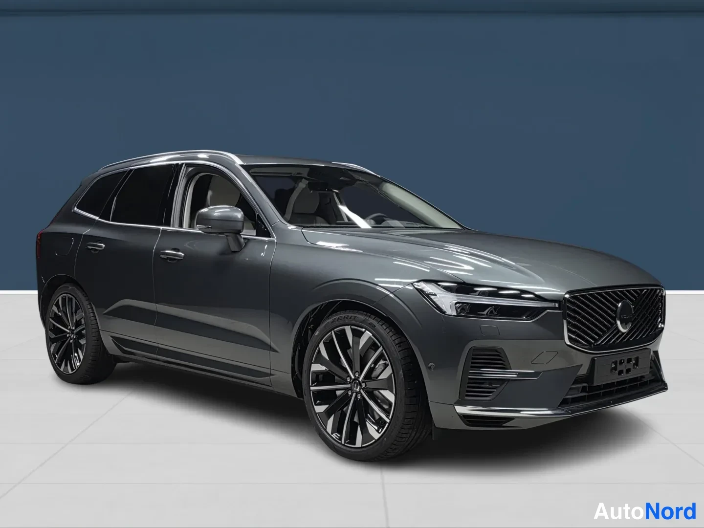 Vihreä Volvo XC60 2027, etuviisto, keula oikealle, kuva 2