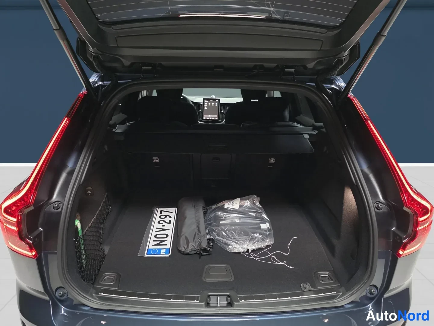 Blå Volvo XC60 2027, bakifrån, bild 8