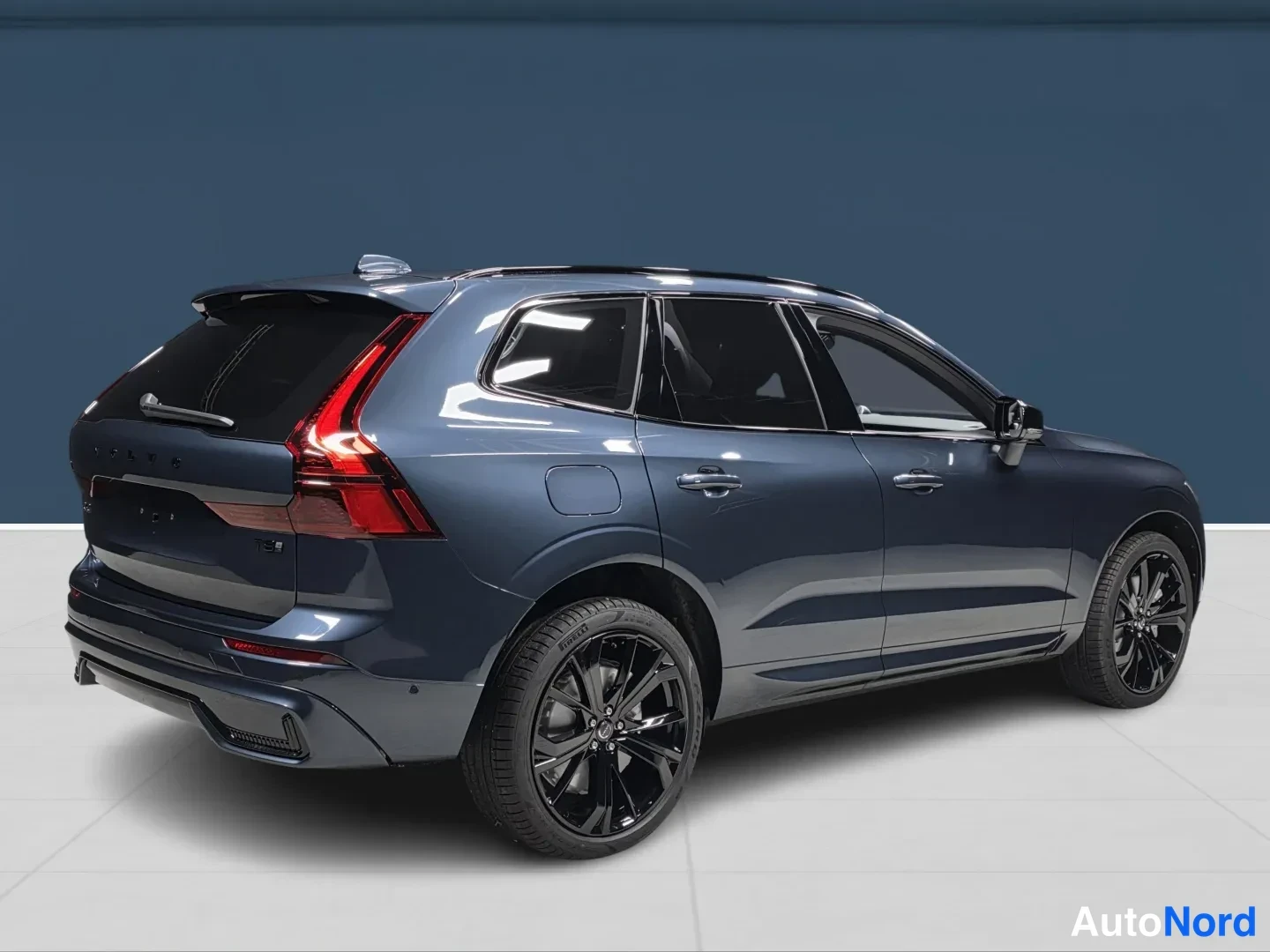 Blå Volvo XC60 2027, snett bakifrån, bild 4