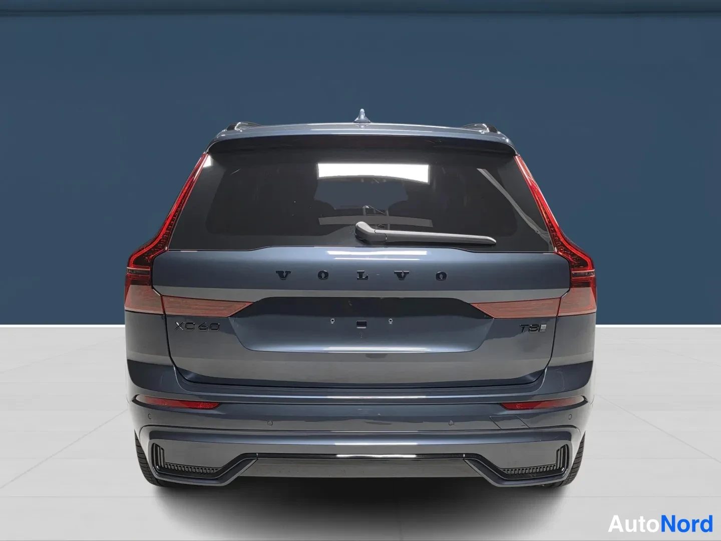 Blå Volvo XC60 2027, bakifrån, bild 6