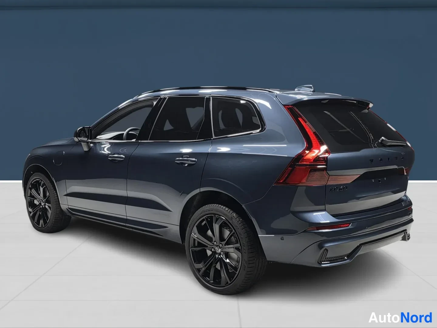 Blå Volvo XC60 2027, snett bakifrån, bild 5