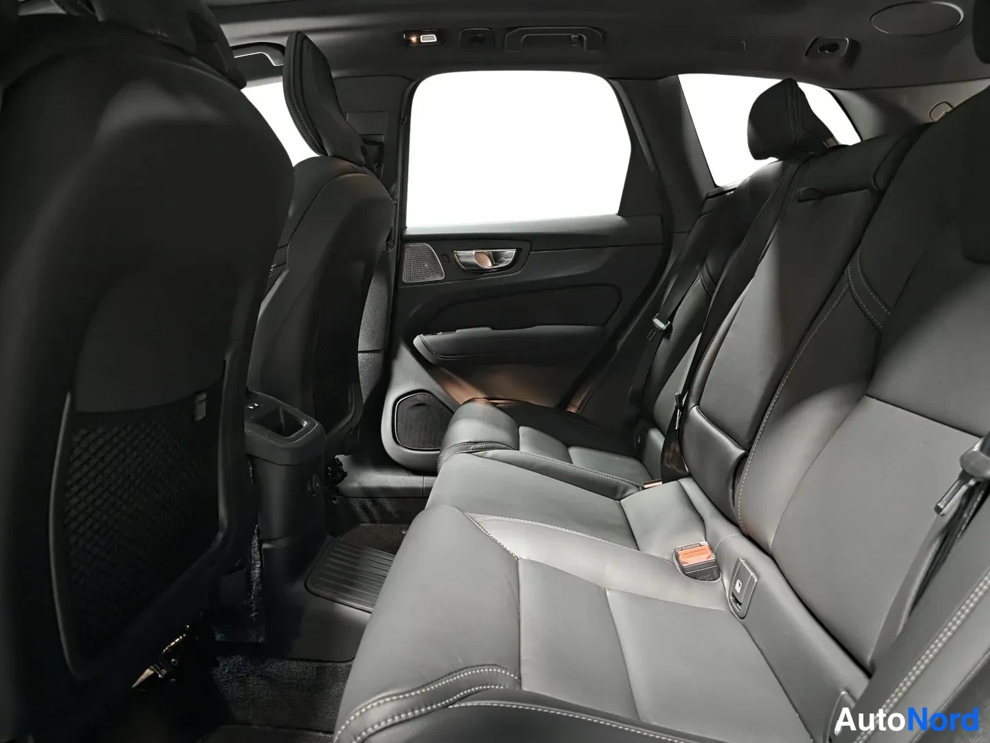 Blå Volvo XC60 2027, bild 11