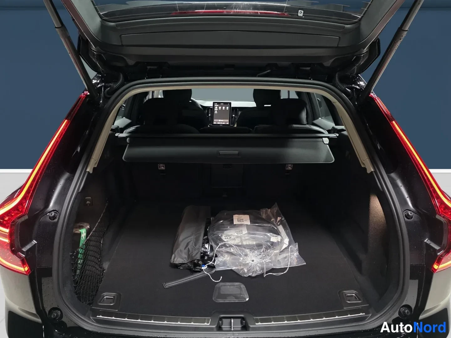Svart Volvo XC60 2027, bakifrån, bild 7