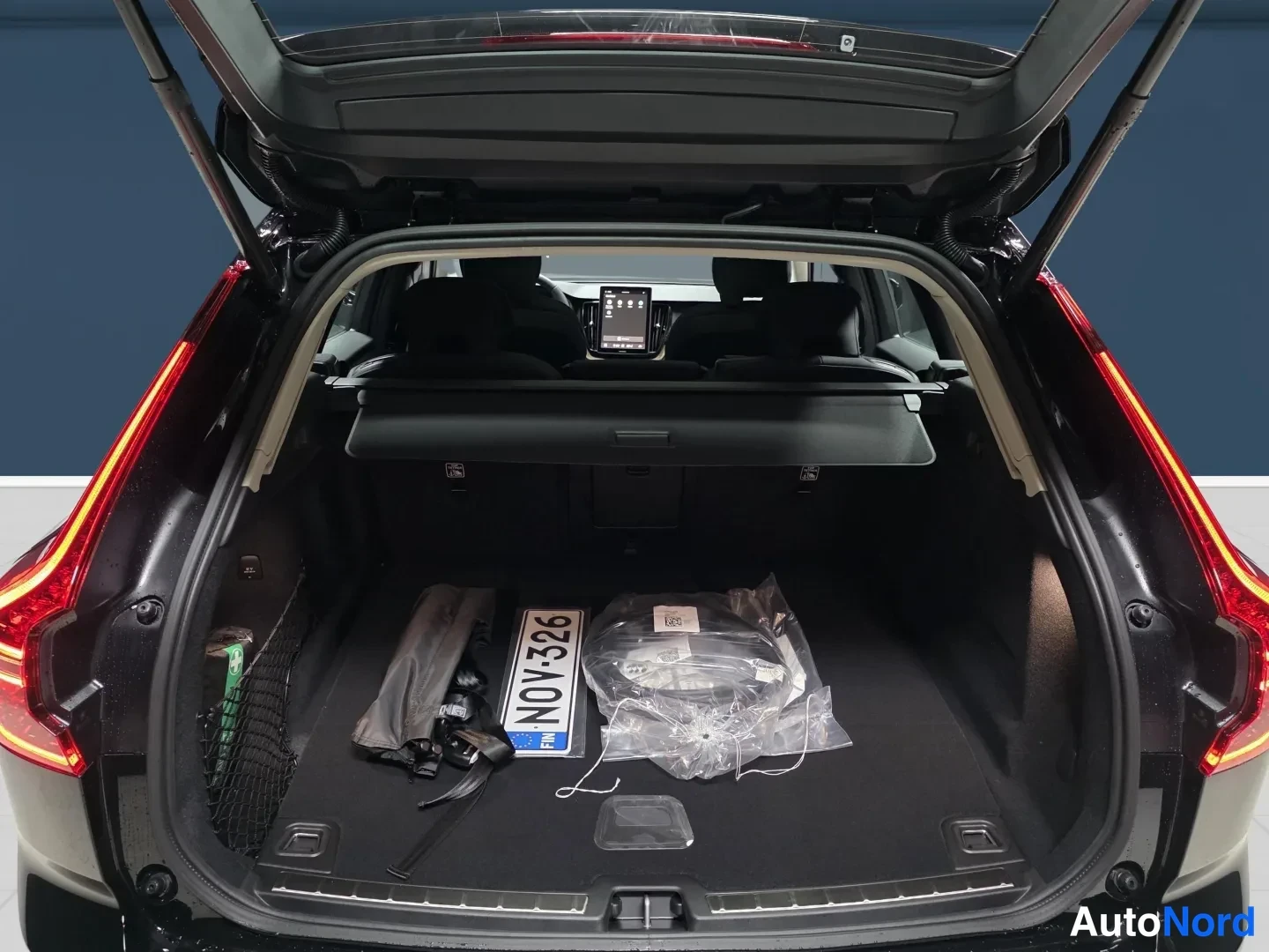 Svart Volvo XC60 2027, bakifrån, bild 8