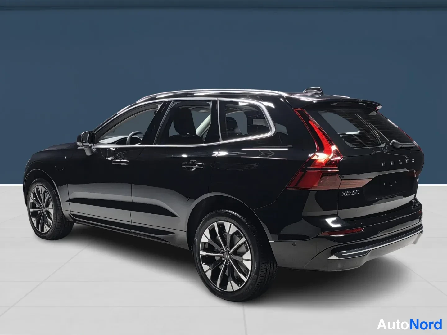 Svart Volvo XC60 2027, snett bakifrån, bild 5
