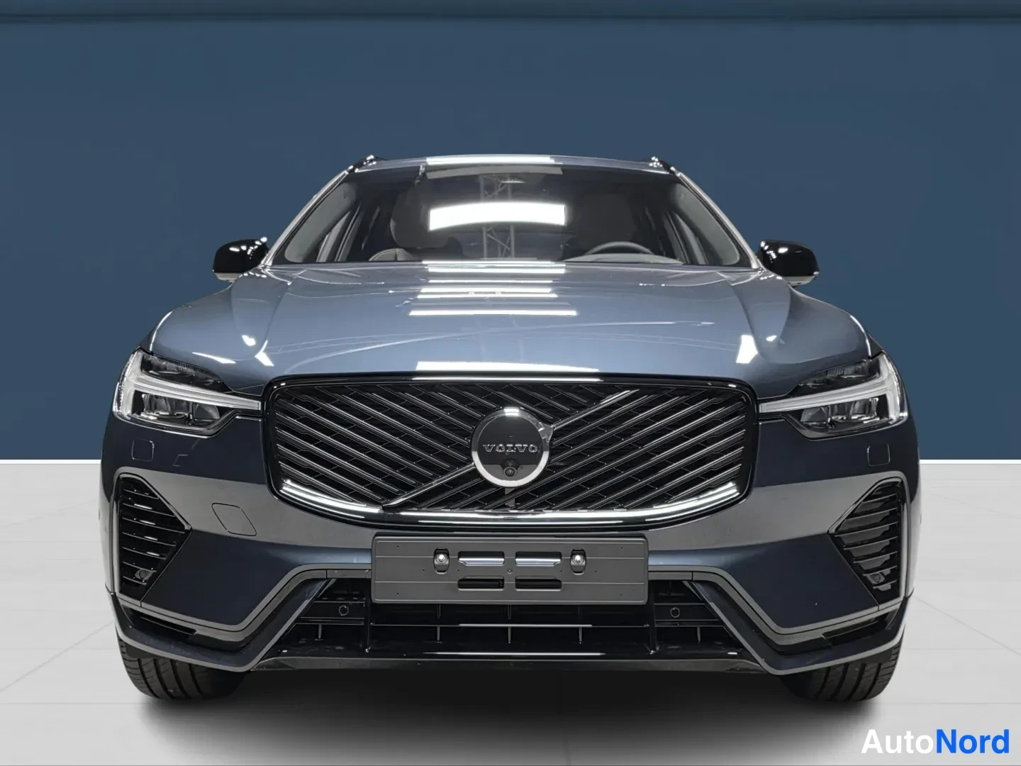 Sininen Volvo XC60 2027, edestä, kuva 3