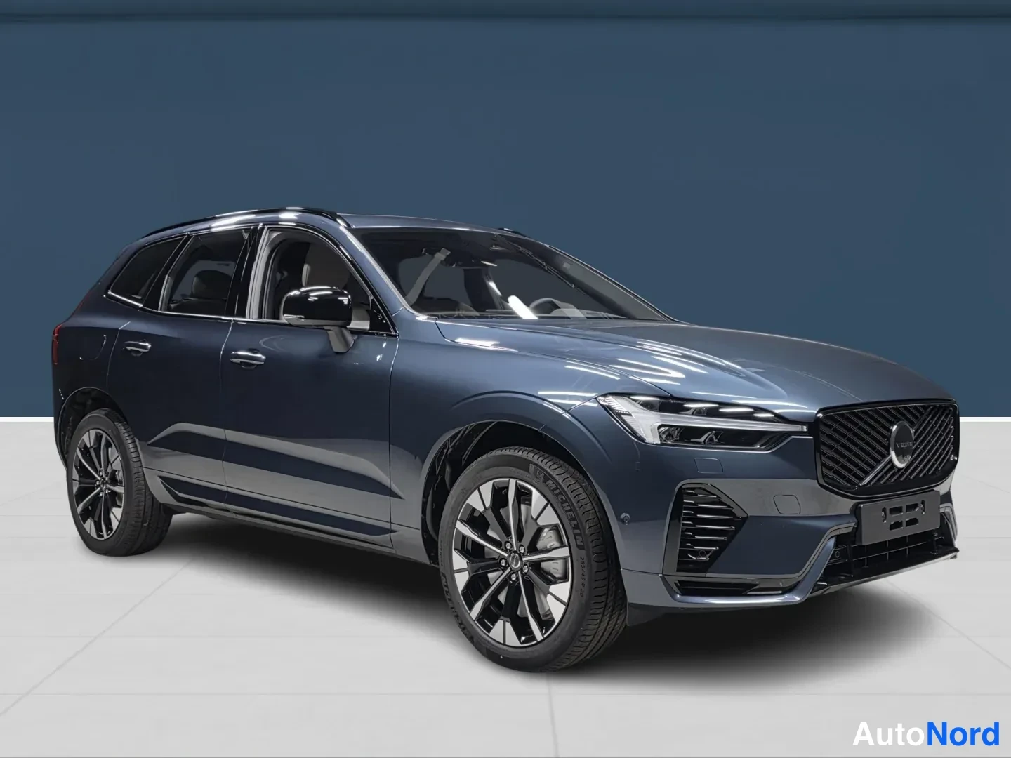 Sininen Volvo XC60 2027, etuviisto, keula oikealle, kuva 2