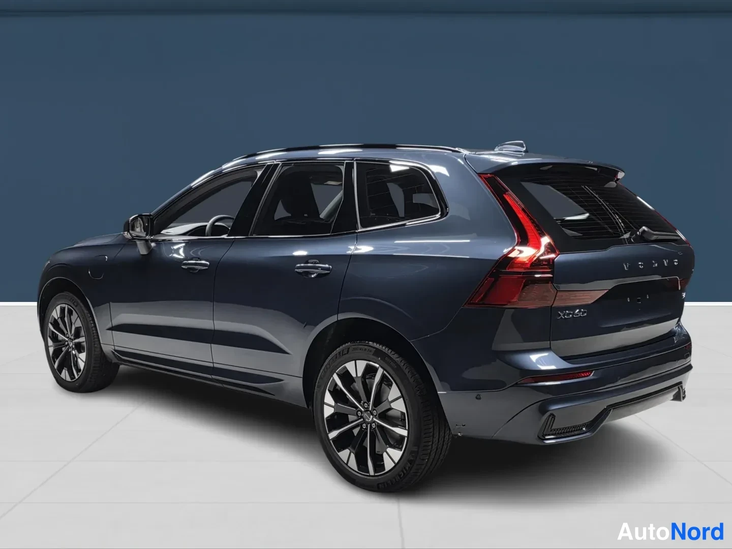 Sininen Volvo XC60 2027, takaviisto, kuva 5