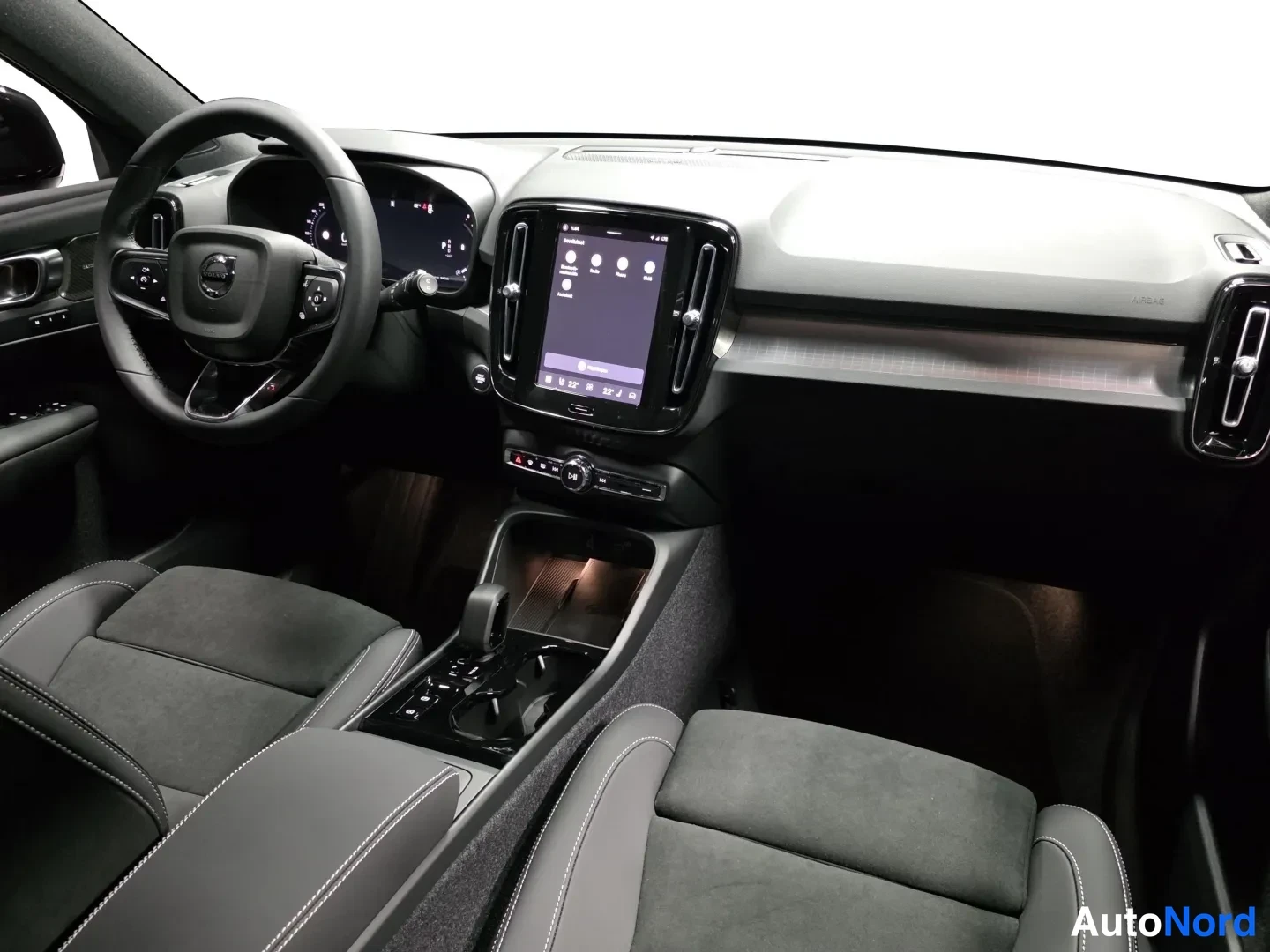 Musta Volvo XC40 2027, etuviisto, keula vasemmalle, kuva 2