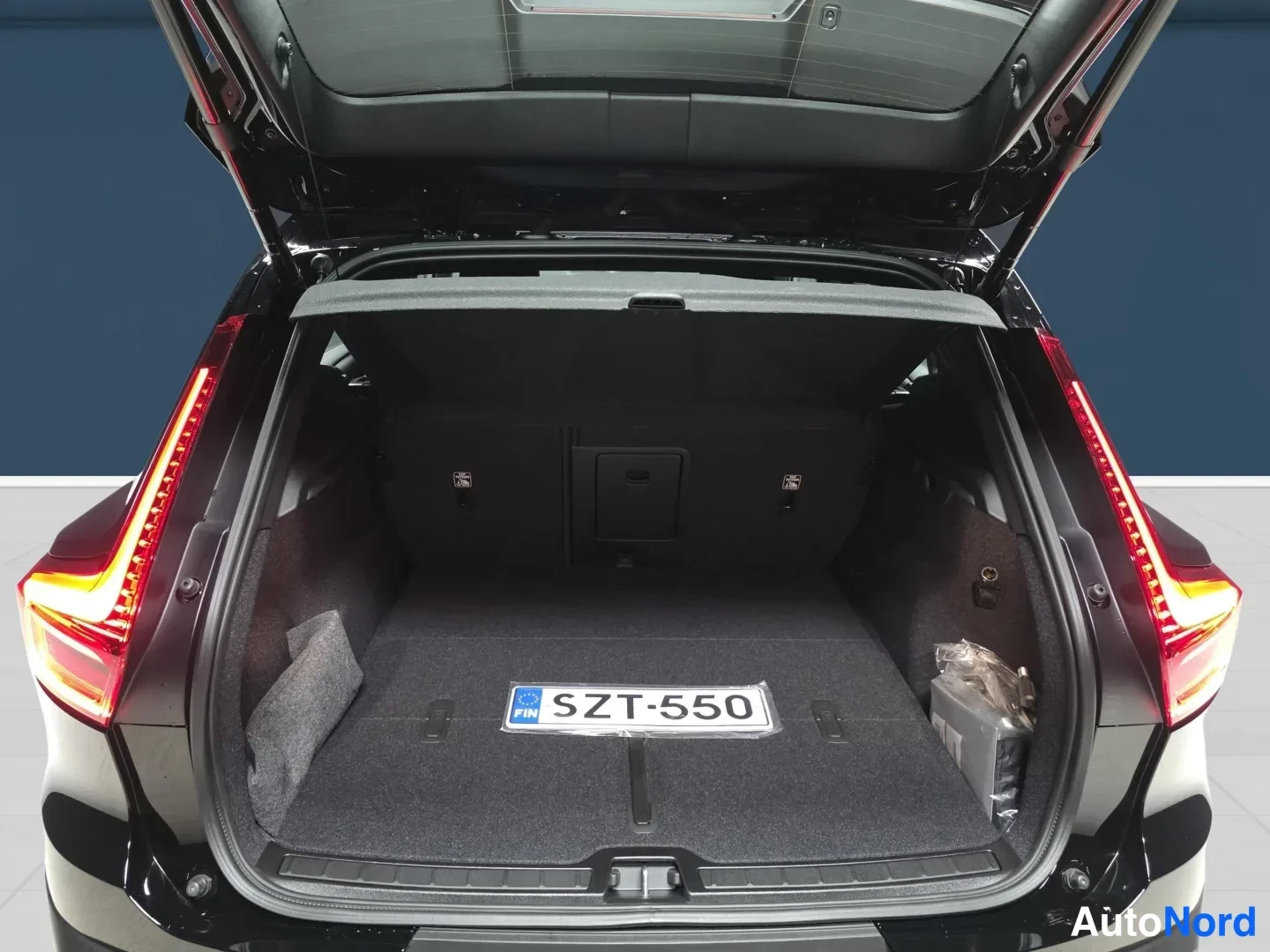 Musta Volvo XC40 2027, etuviisto, kuva 7