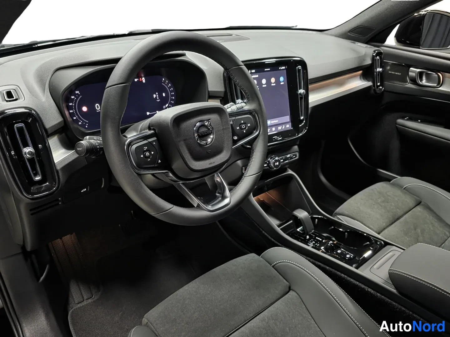 Musta Volvo XC40 2027, etuviisto, kuva 4