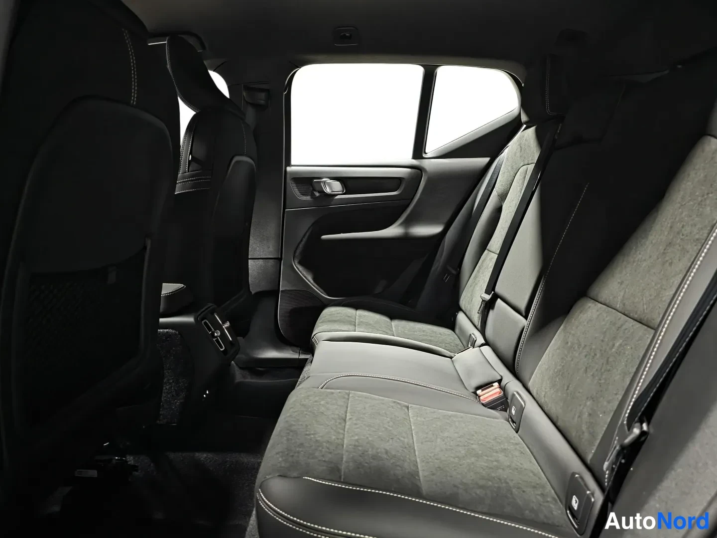 Musta Volvo XC40 2027, etuviisto, kuva 5