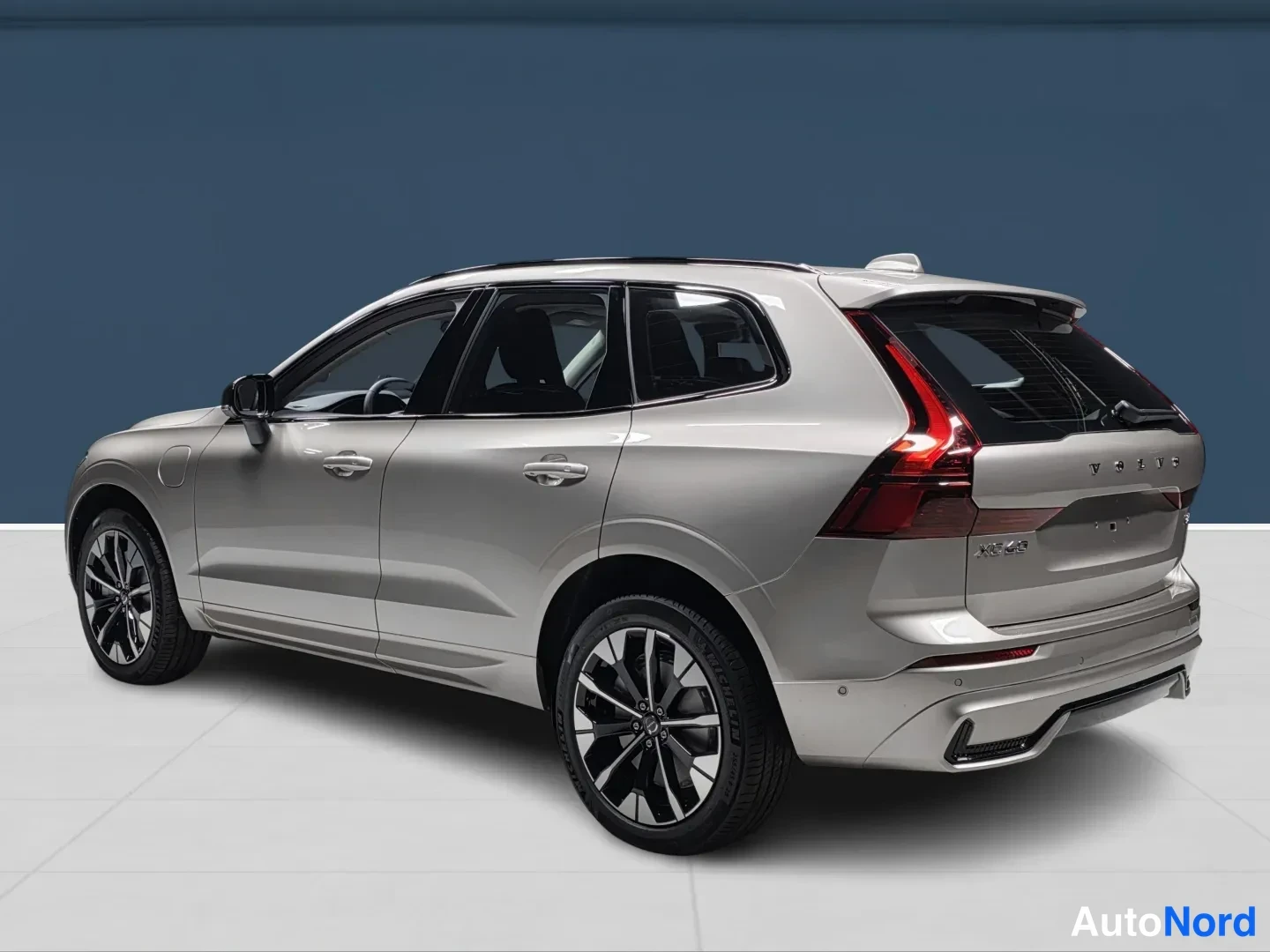 Beige Volvo XC60 2027, takaviisto, kuva 4
