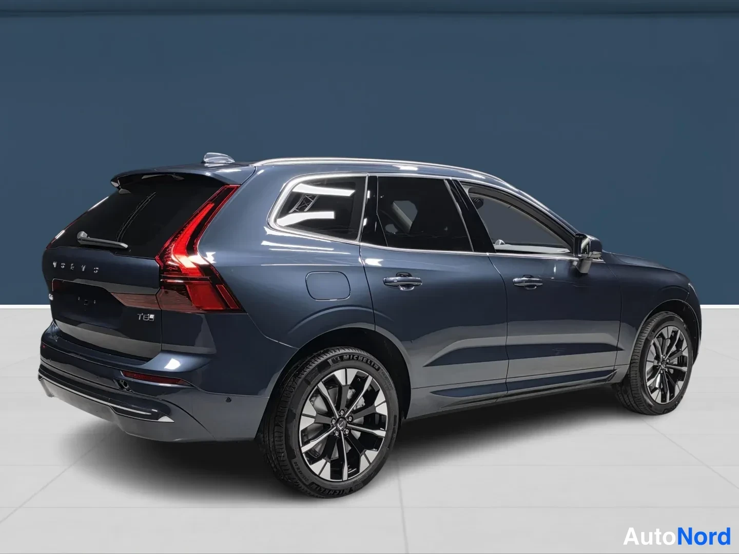 Sininen Volvo XC60 2027, takaviisto, kuva 4