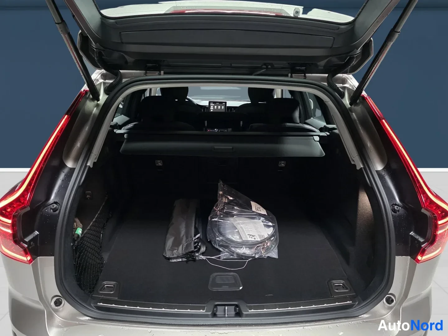 Beige Volvo XC60 2027, takaa, kuva 7