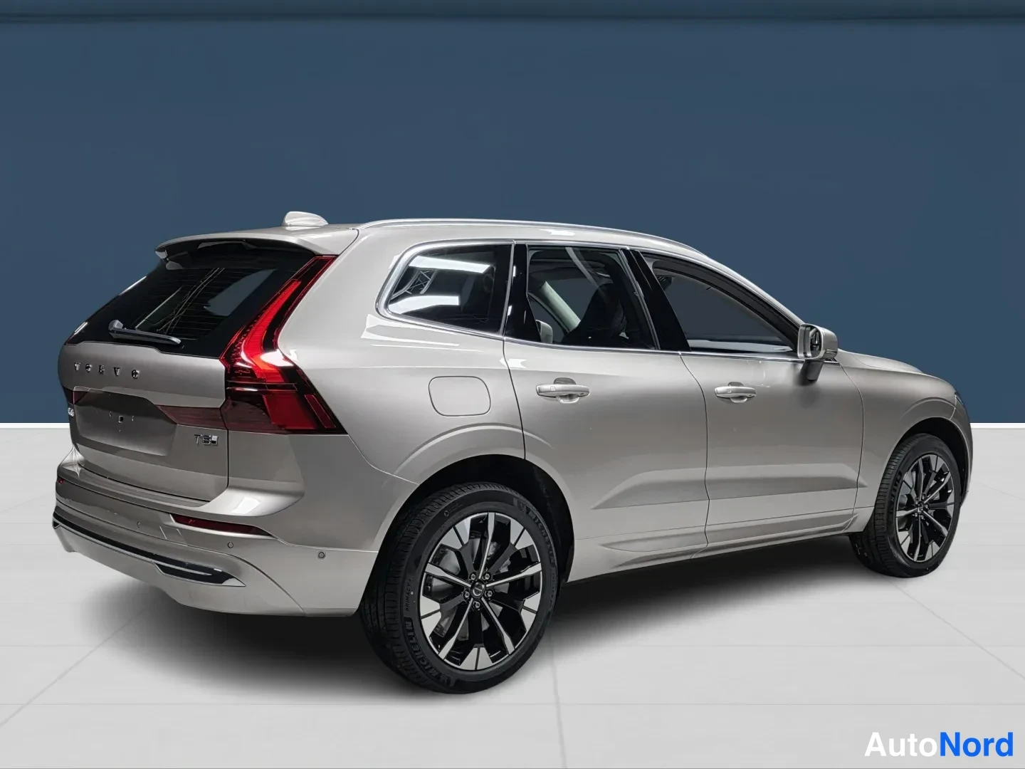 Beige Volvo XC60 2027, takaviisto, kuva 4
