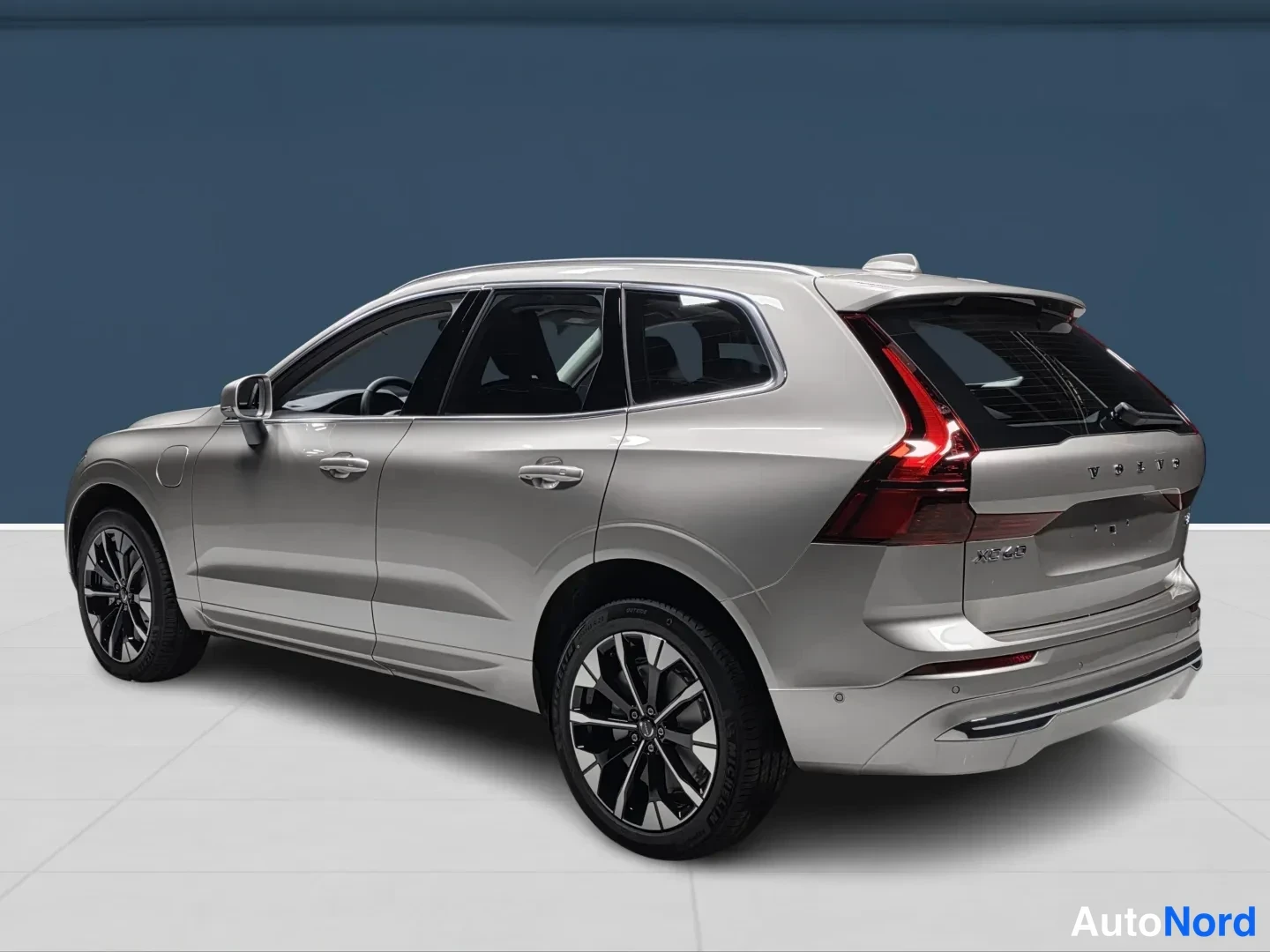 Beige Volvo XC60 2027, takaviisto, kuva 5