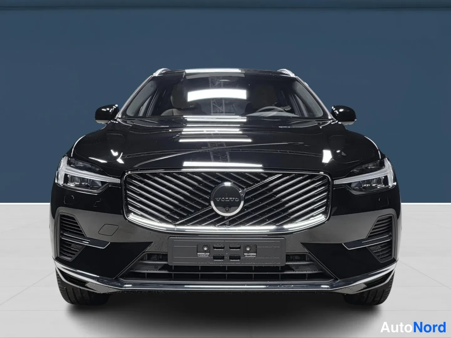 Musta Volvo XC60 2027, edestä, kuva 3