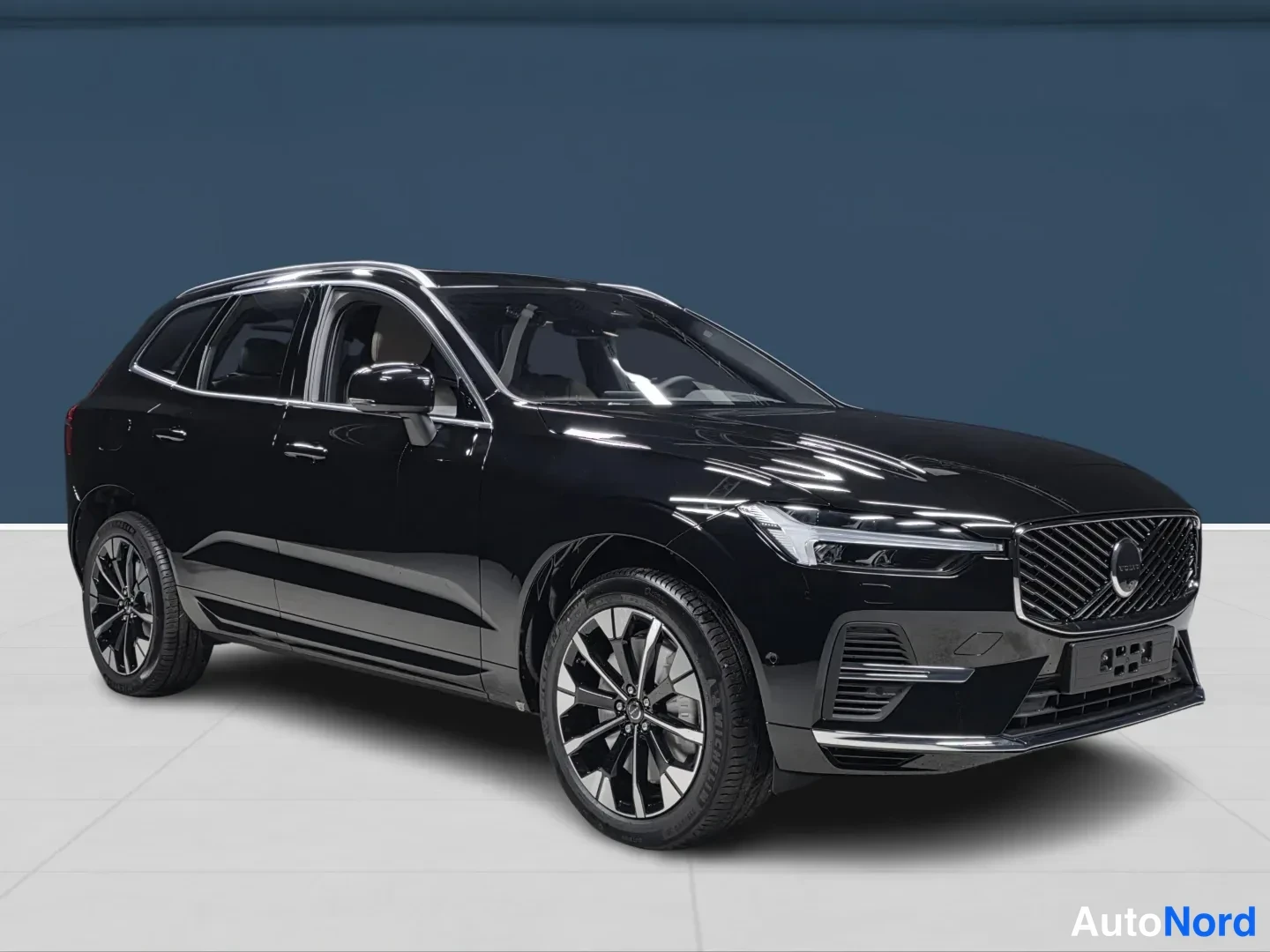 Musta Volvo XC60 2027, etuviisto, keula oikealle, kuva 2