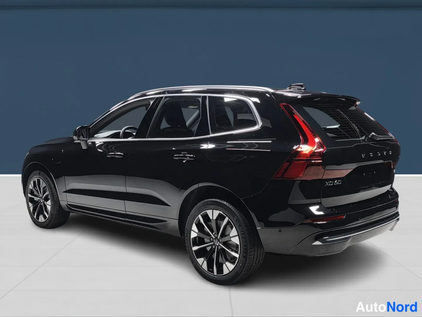 Musta Volvo XC60 2027, takaviisto, kuva 5