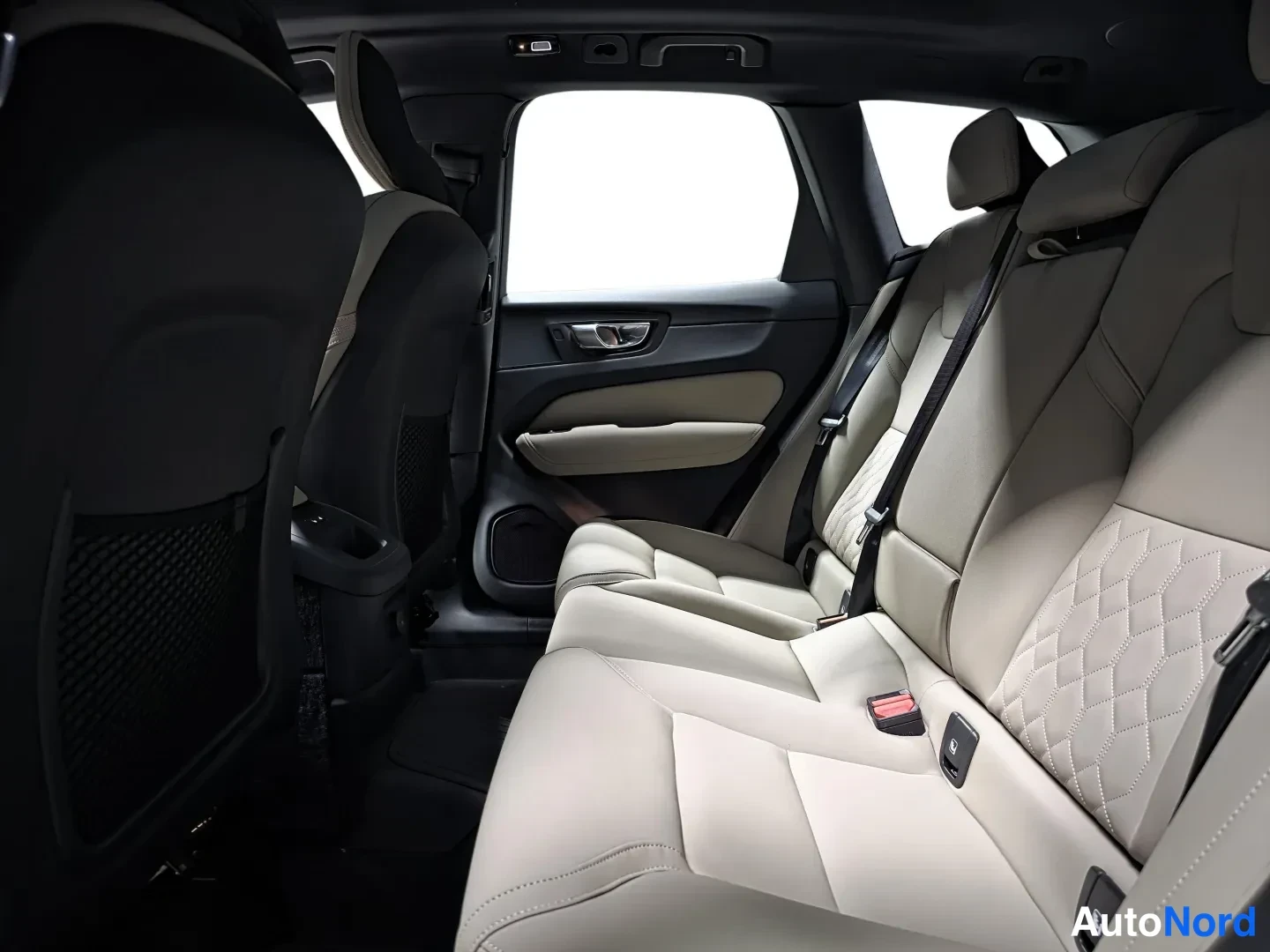 Musta Volvo XC60 2027, kuva 12