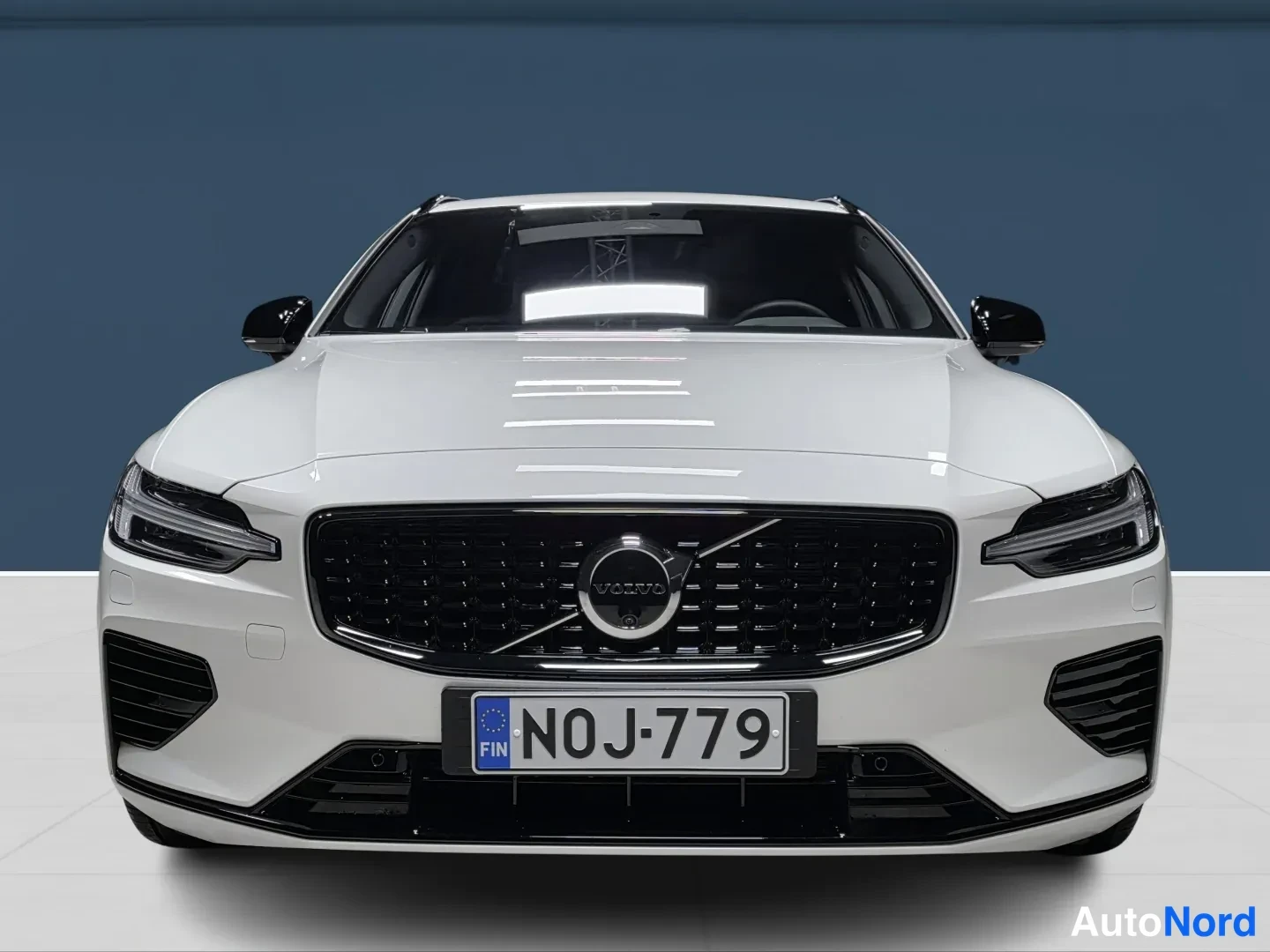 Valkoinen Volvo V60 2026, edestä, kuva 4
