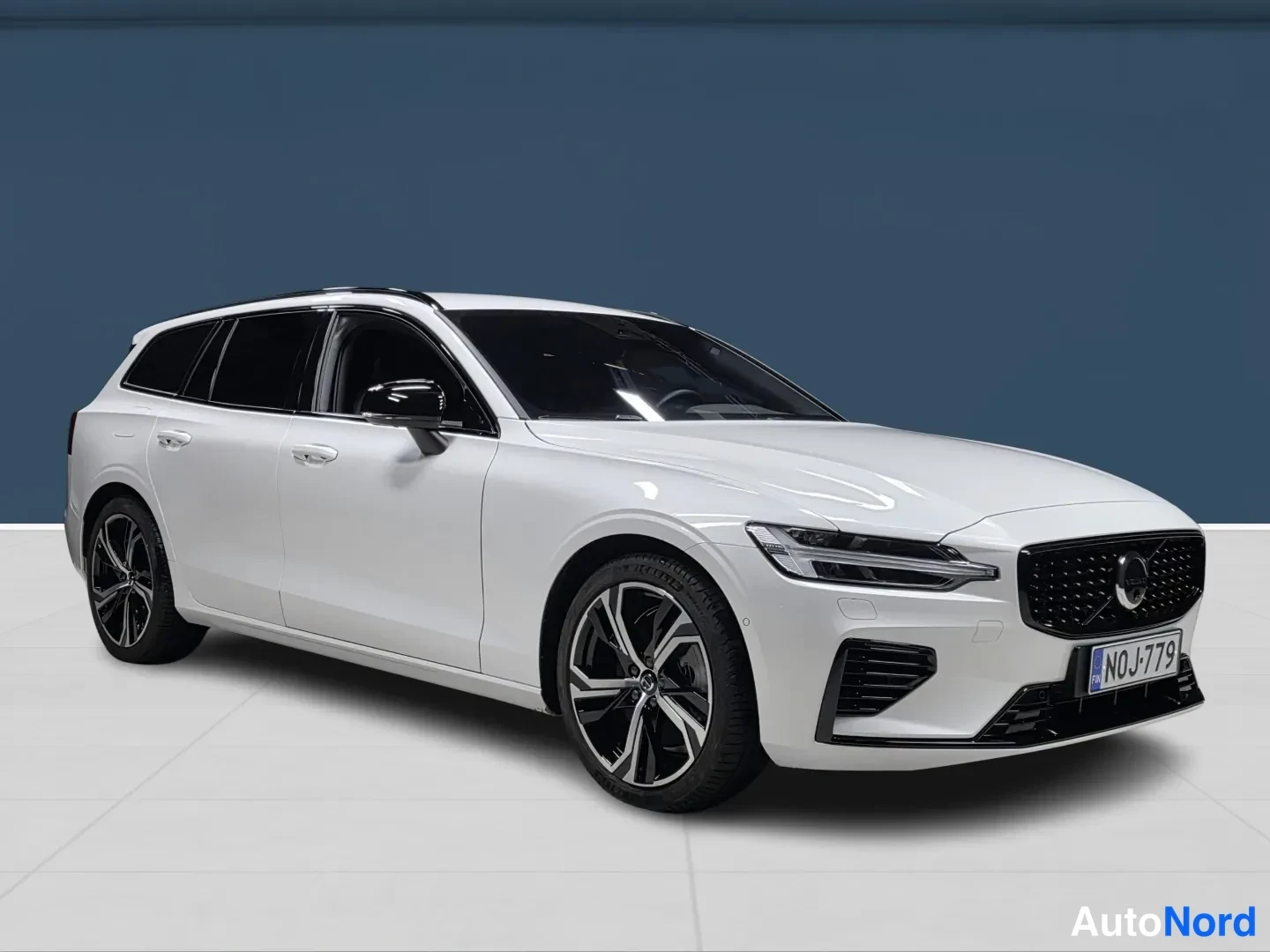 Valkoinen Volvo V60 2026, etuviisto, keula oikealle, kuva 3