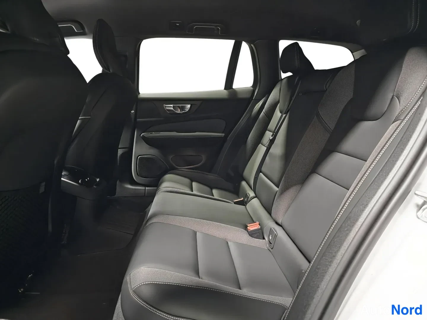 Valkoinen Volvo V60 2026, takaistuimet, kuva 12