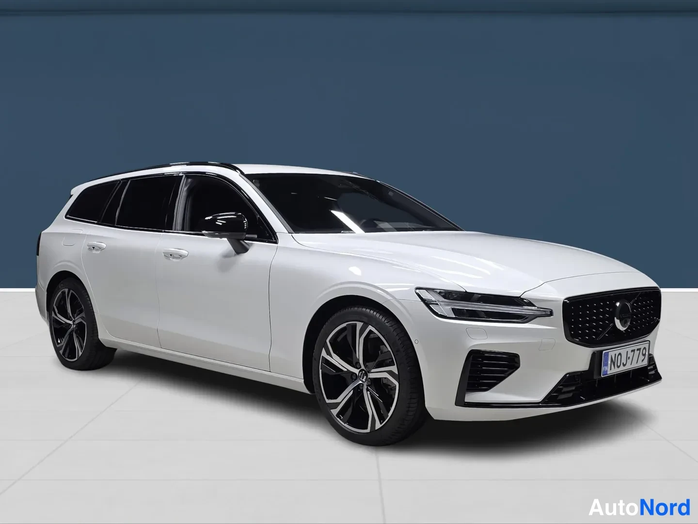 White Volvo V60 2026, front three-quarter, nose to the right, photo 2