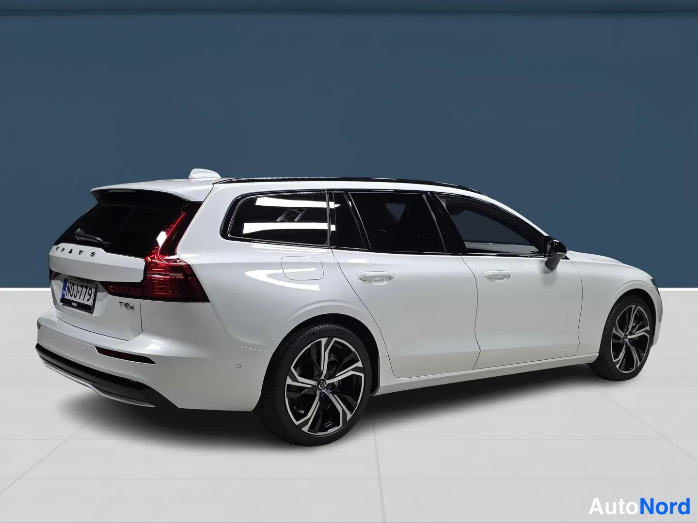 White Volvo V60 2026, rear three-quarter, photo 4