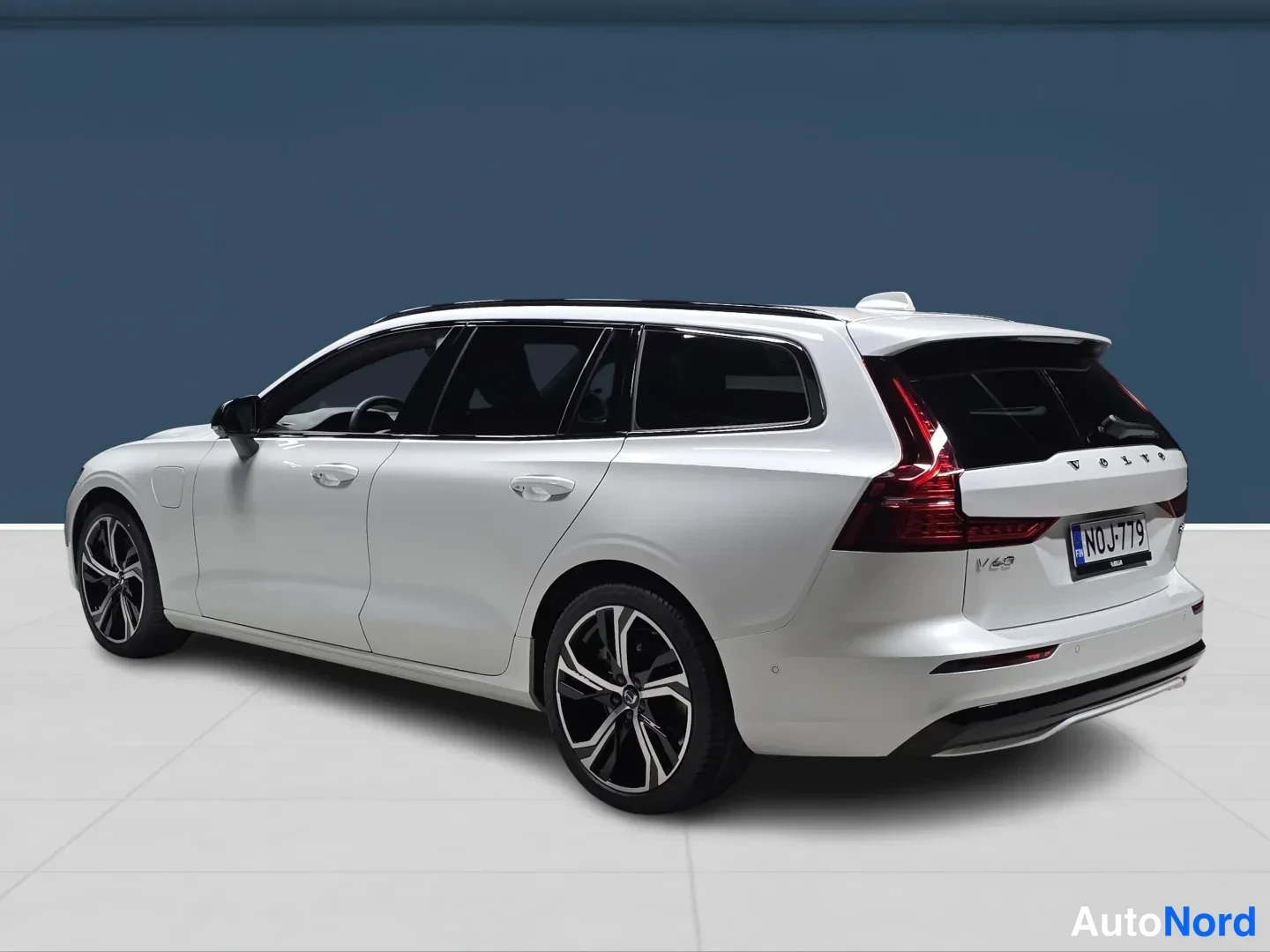 White Volvo V60 2026, rear three-quarter, photo 5