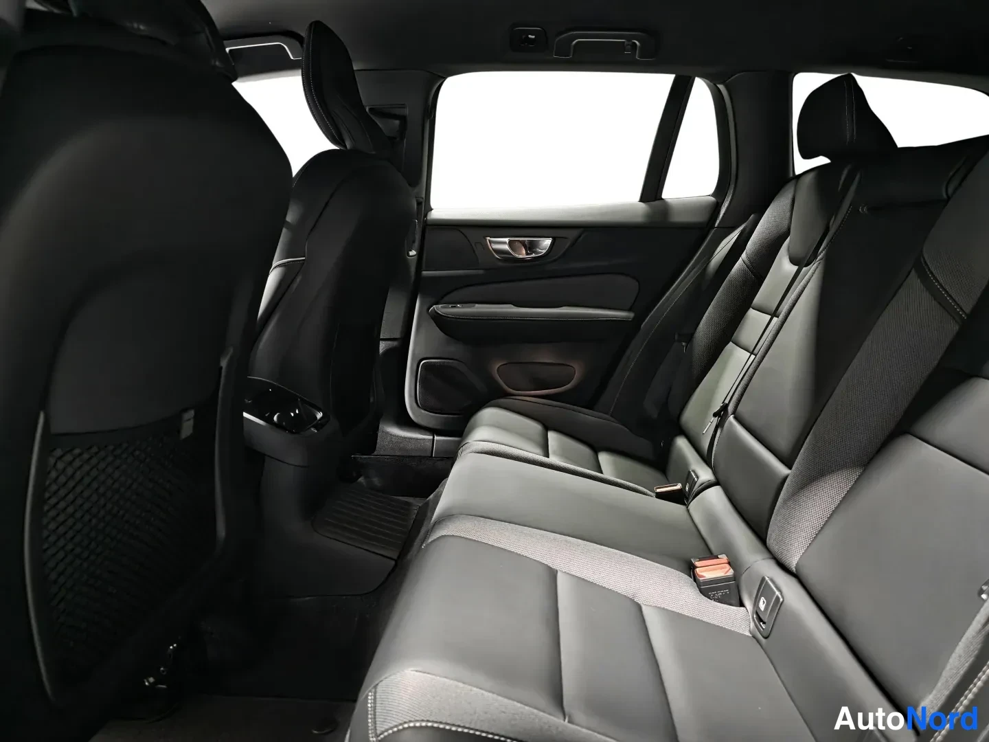 White Volvo V60 2026, photo 11
