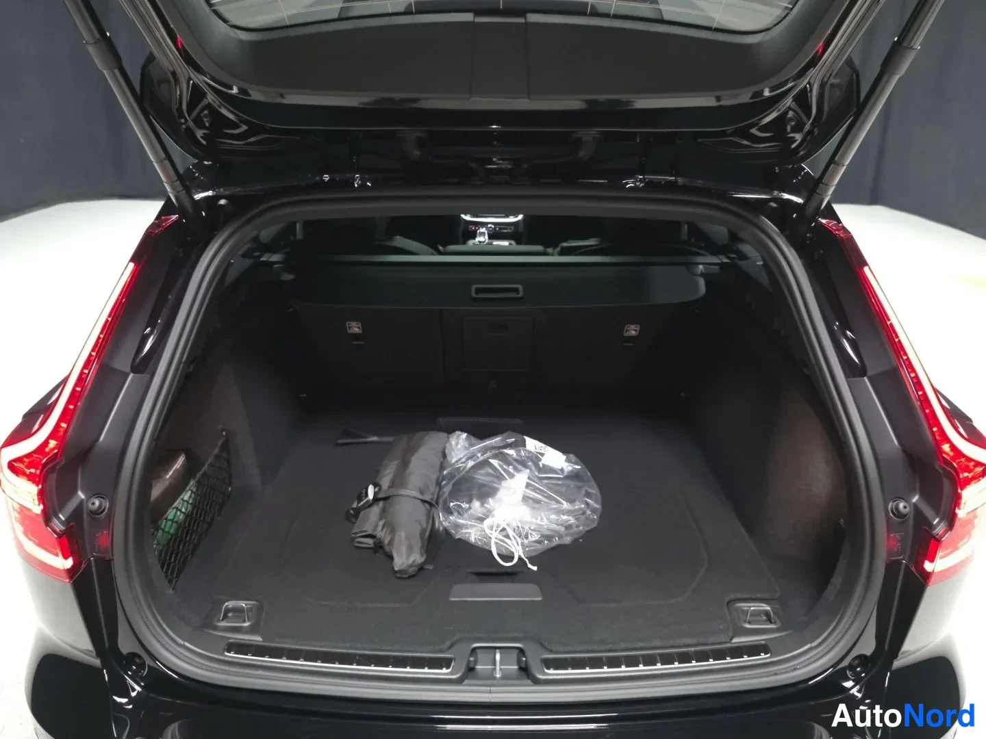 Svart Volvo V60 2026, bakifrån, bild 7