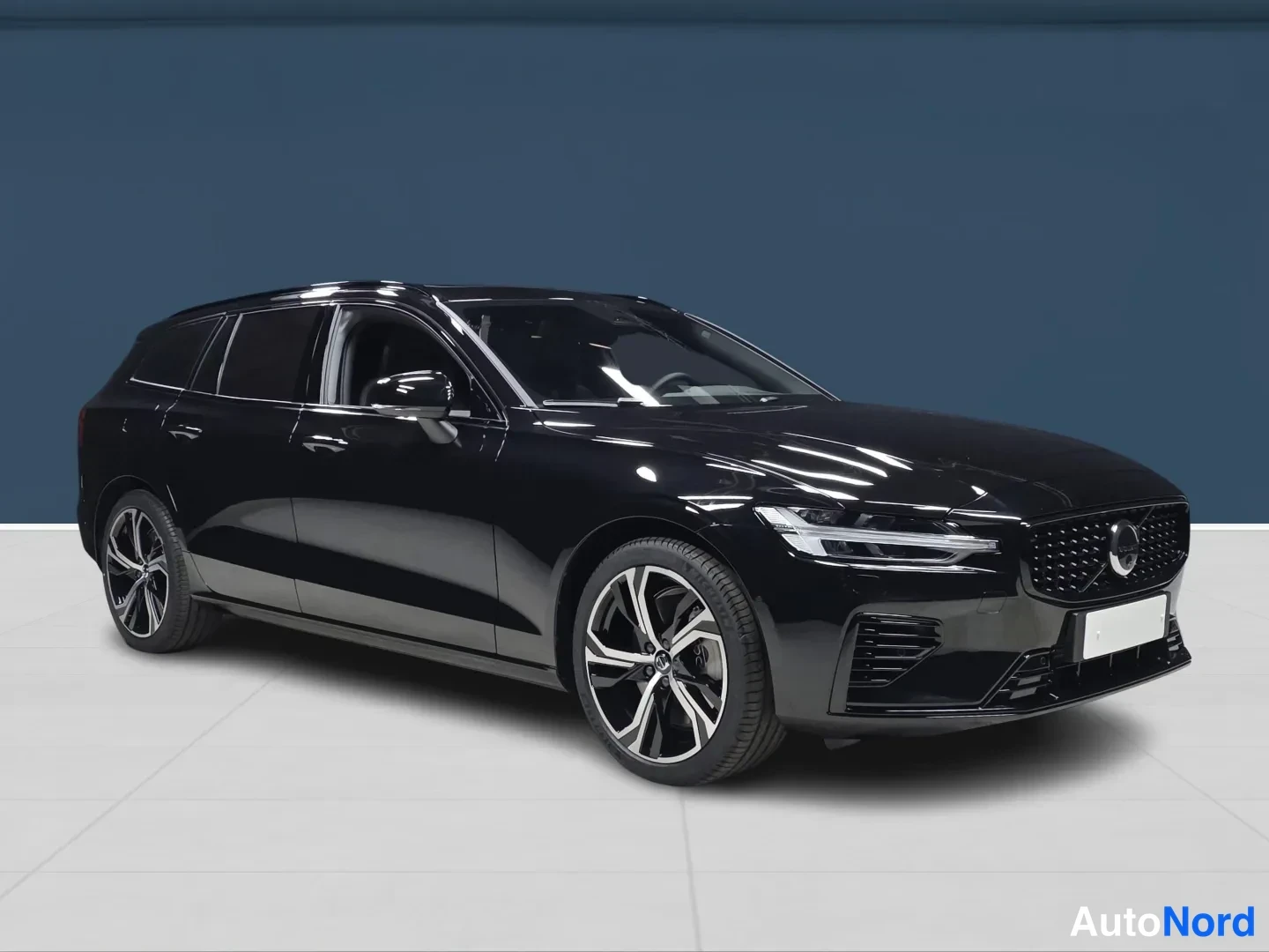 Svart Volvo V60 2026, snett framifrån, fronten åt höger, bild 2