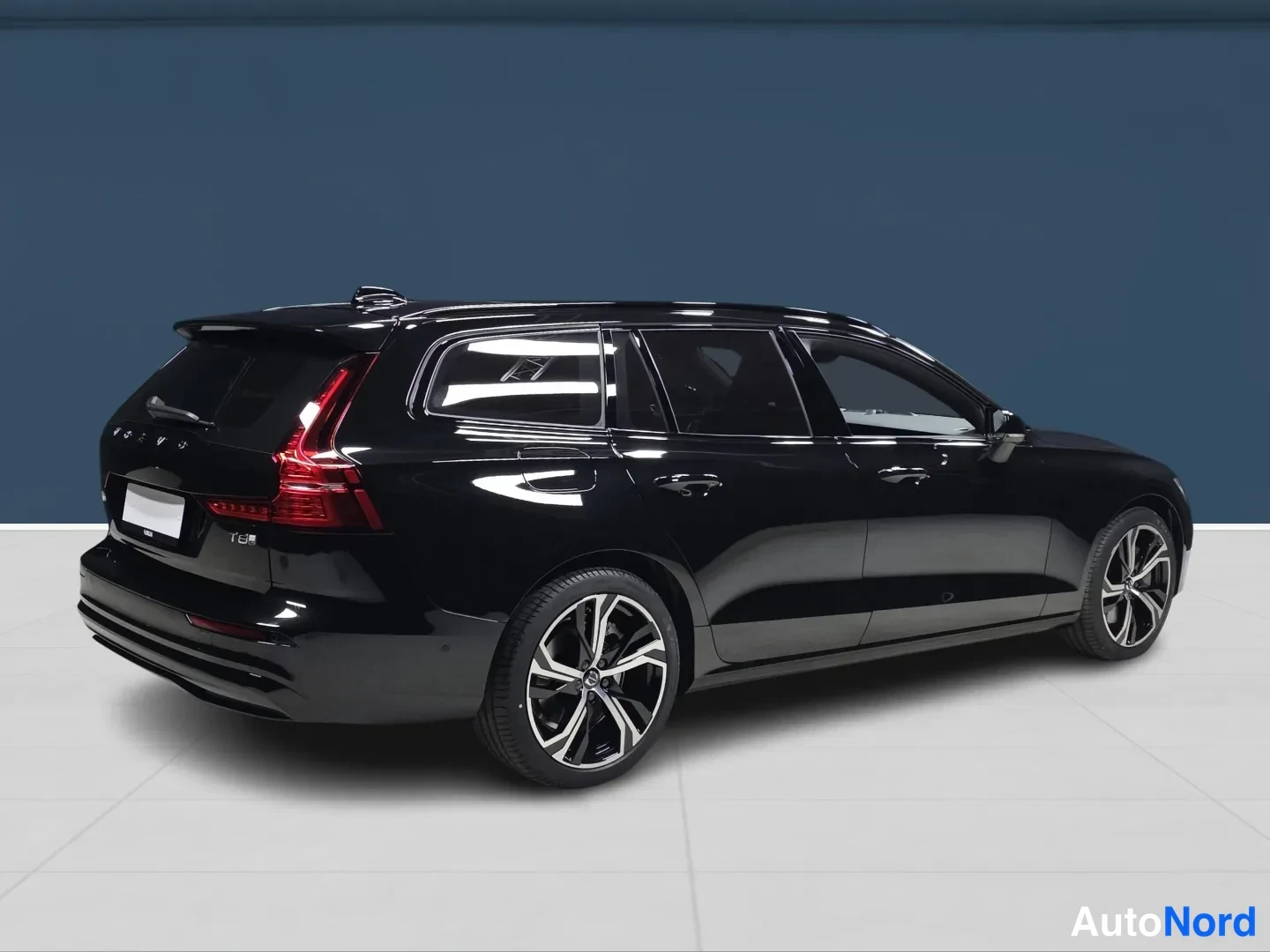 Svart Volvo V60 2026, snett bakifrån, bild 4