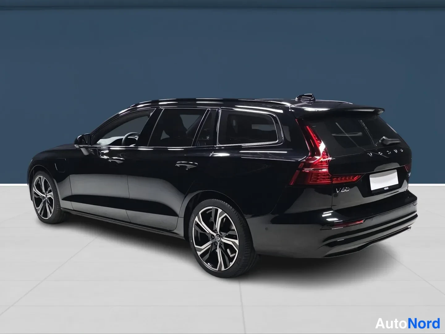 Svart Volvo V60 2026, snett bakifrån, bild 5