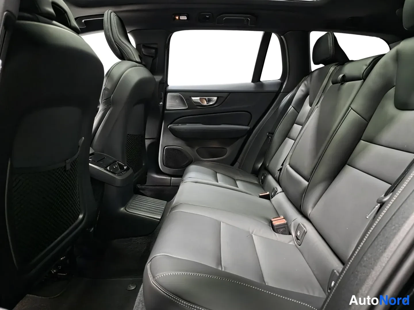 Svart Volvo V60 2026, bild 11