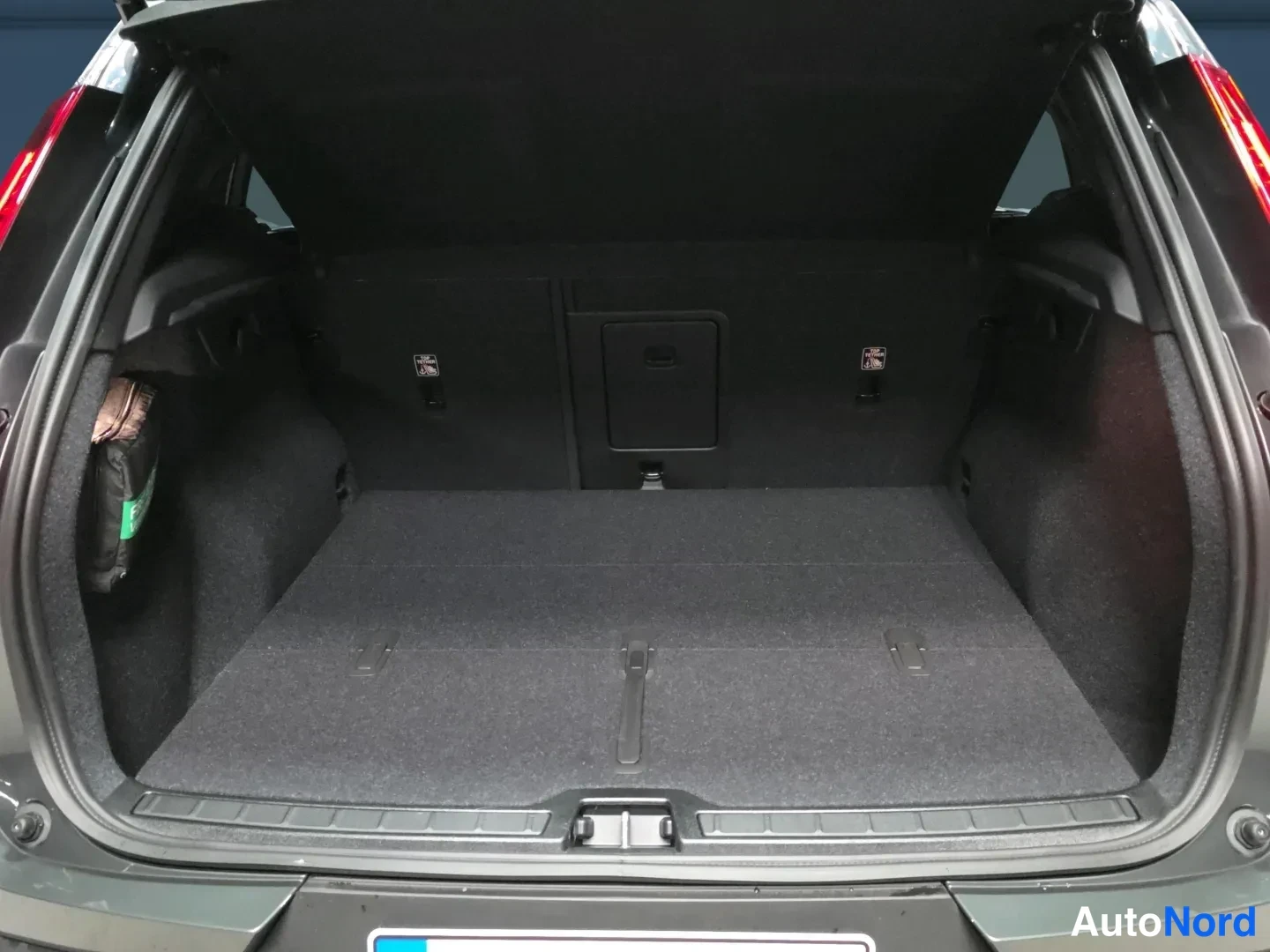 Vihreä Volvo EX40 2026, takaa, kuva 8