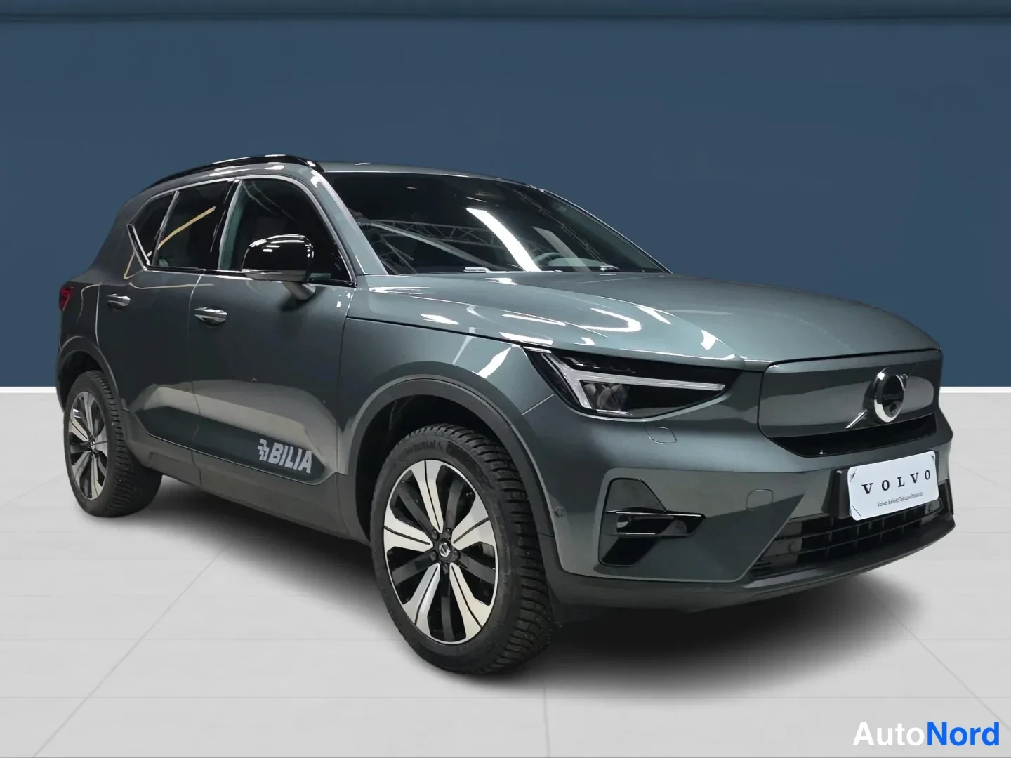 Vihreä Volvo EX40 2026, etuviisto, keula oikealle, kuva 3