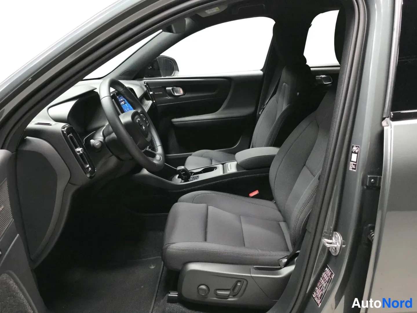 Vihreä Volvo EX40 2026, etuviisto, keula vasemmalle, kuva 2